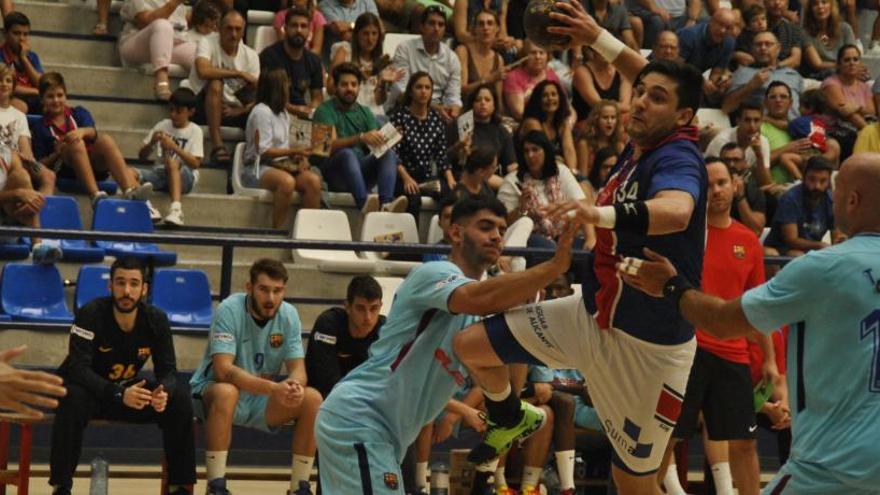 Ataque de Agustinos ante el Barça B en el partido de la primera vuelta en Alicante