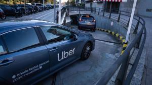 Conductores de Moove (Uber) acceden a la base logística de la empresa bajo El Corte Inglés de Cornellà.