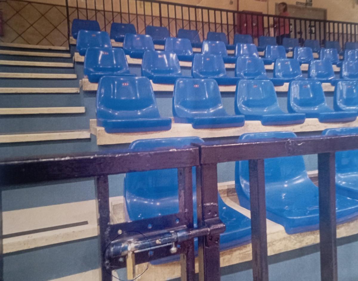 Denuncian que no hay acceso a la salida de emergencias en la pista del centro de portivo del Tiro de Pichón, a la que antes se accedía por el graderío.