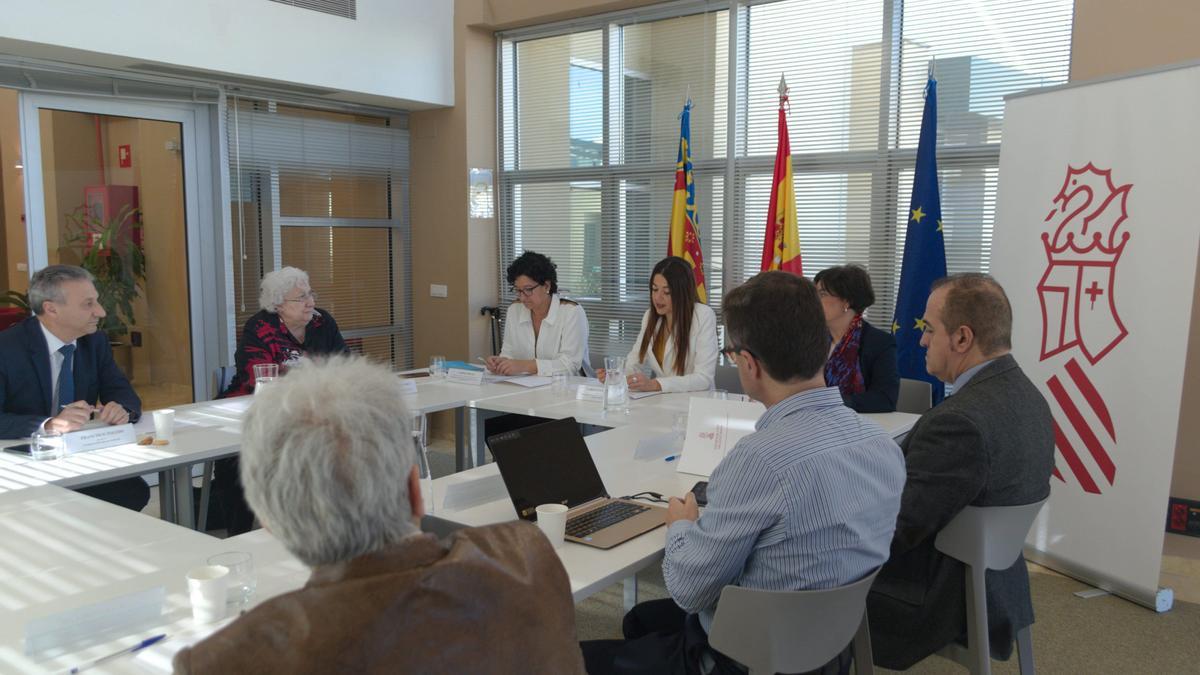 Reunión de la consellera y el comité de expertos en financiación universitaria.