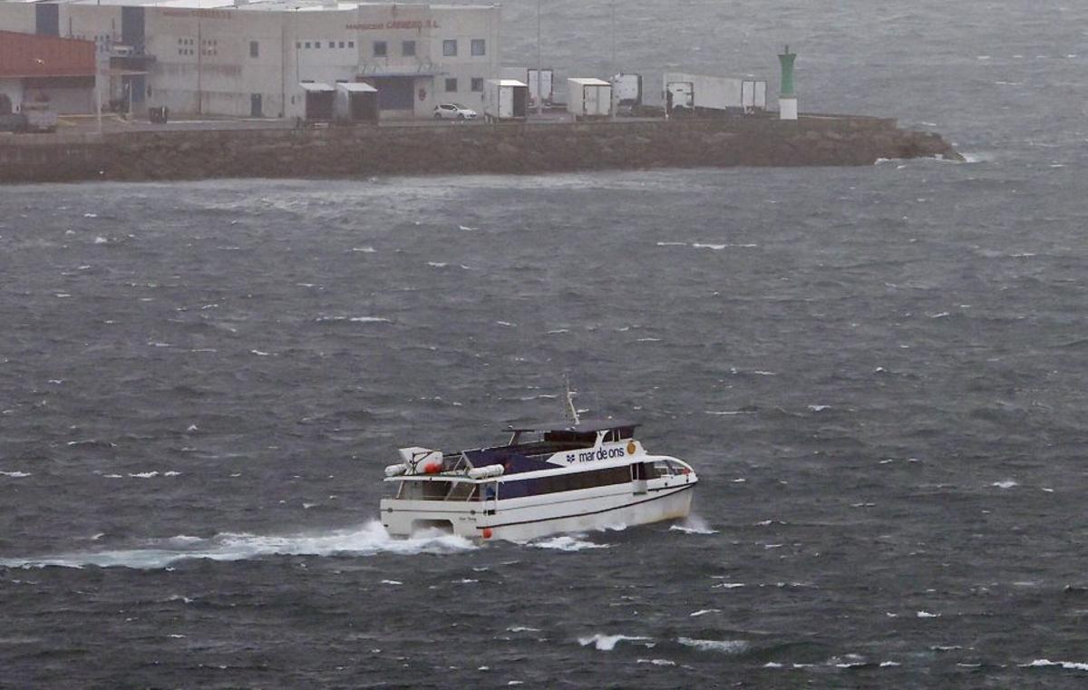 Transporte de ría que sale de Vigo.