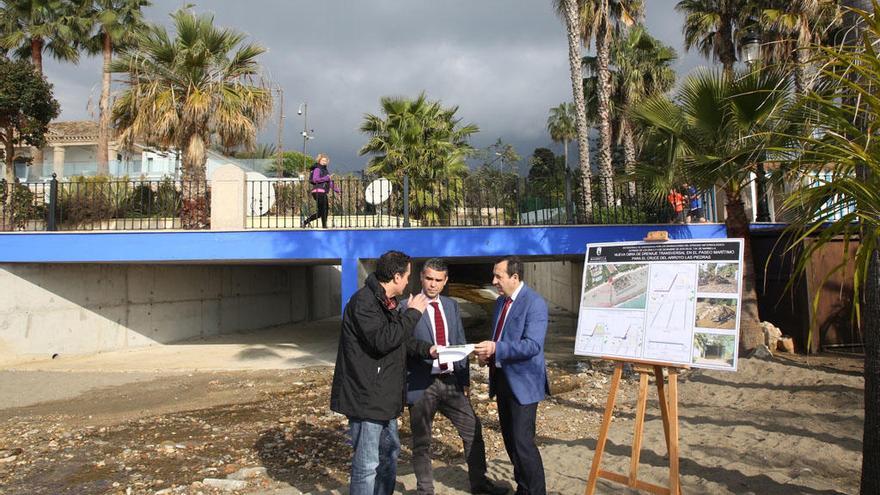 El alcalde José Bernal y delegado del Gobierno visitan las obras del arroyo Las Piedras.