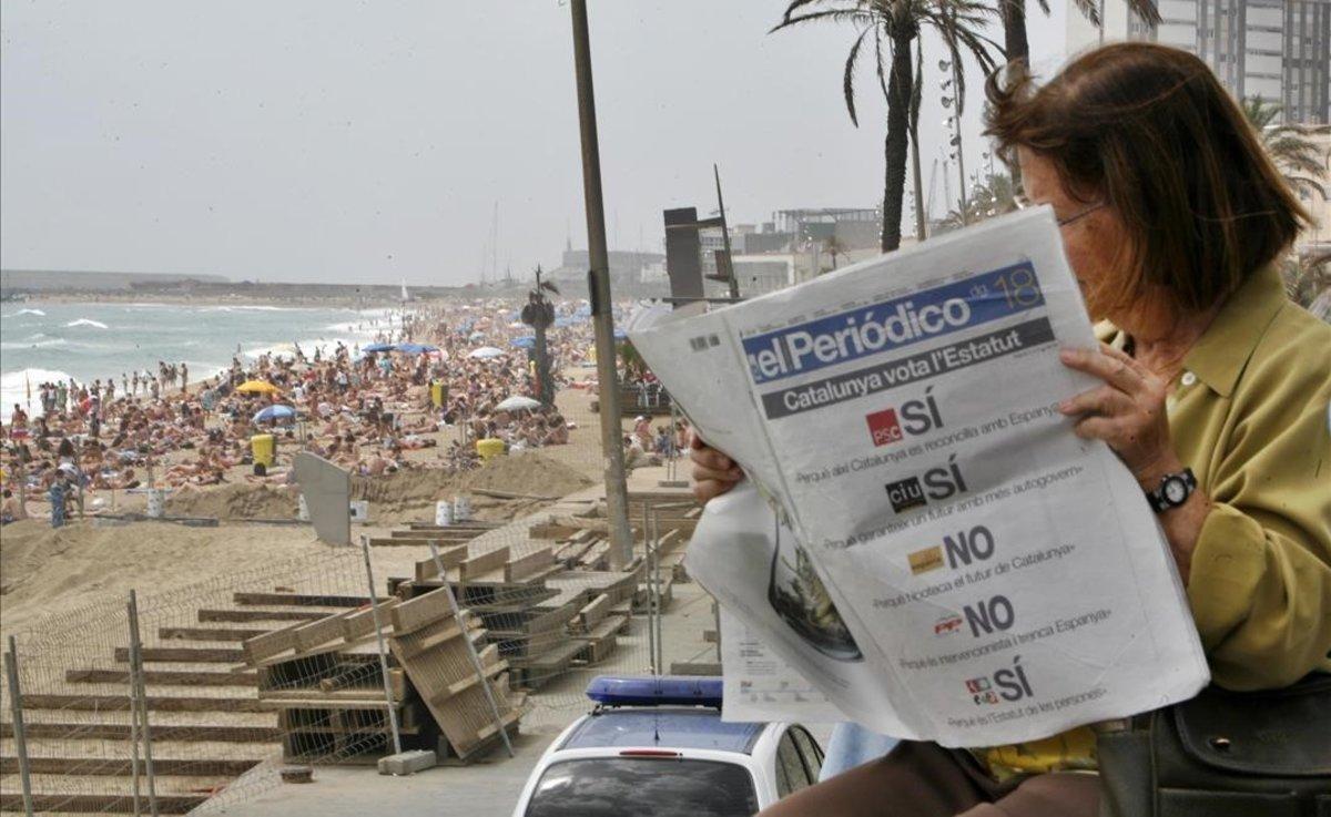 El 18 de junio del 2006, Catalunya vota en referéndum el nuevo Estatut. Una mujer lee en la playa EL PERIÓDICO de ese día.