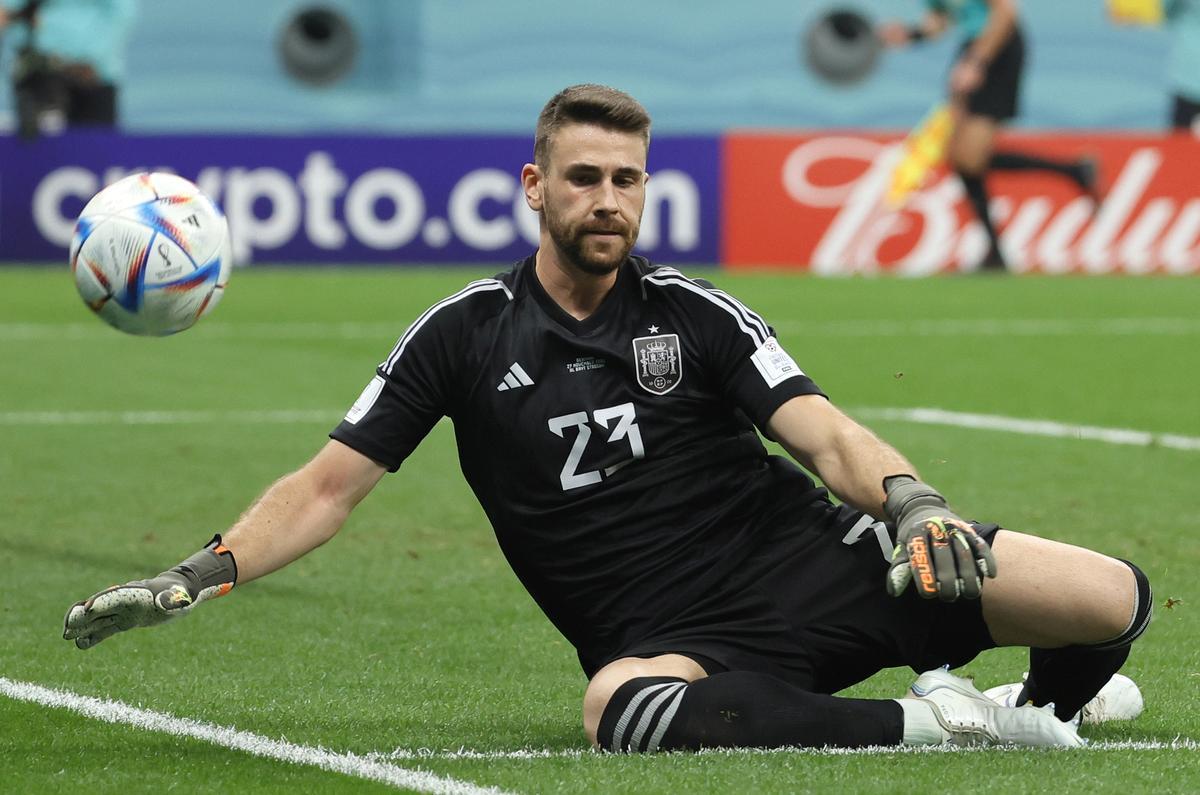 Al Khor (Qatar), 27/11/2022.- Goalkeeper Unai Simon of Spain in action during the FIFA World Cup 2022 group E soccer match between Spain and Germany at Al Bayt Stadium in Al Khor, Qatar, 27 November 2022. (Mundial de Fútbol, Alemania, España, Catar) EFE/EPA/Ronald Wittek