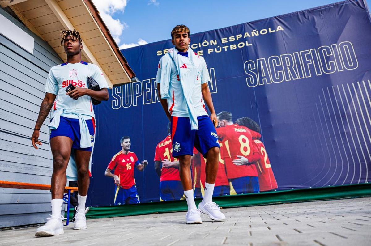 Lamine y Nico salen del entreno de la selección española de fútbol