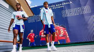 Lamine y Nico salen del entreno de la selección española de fútbol