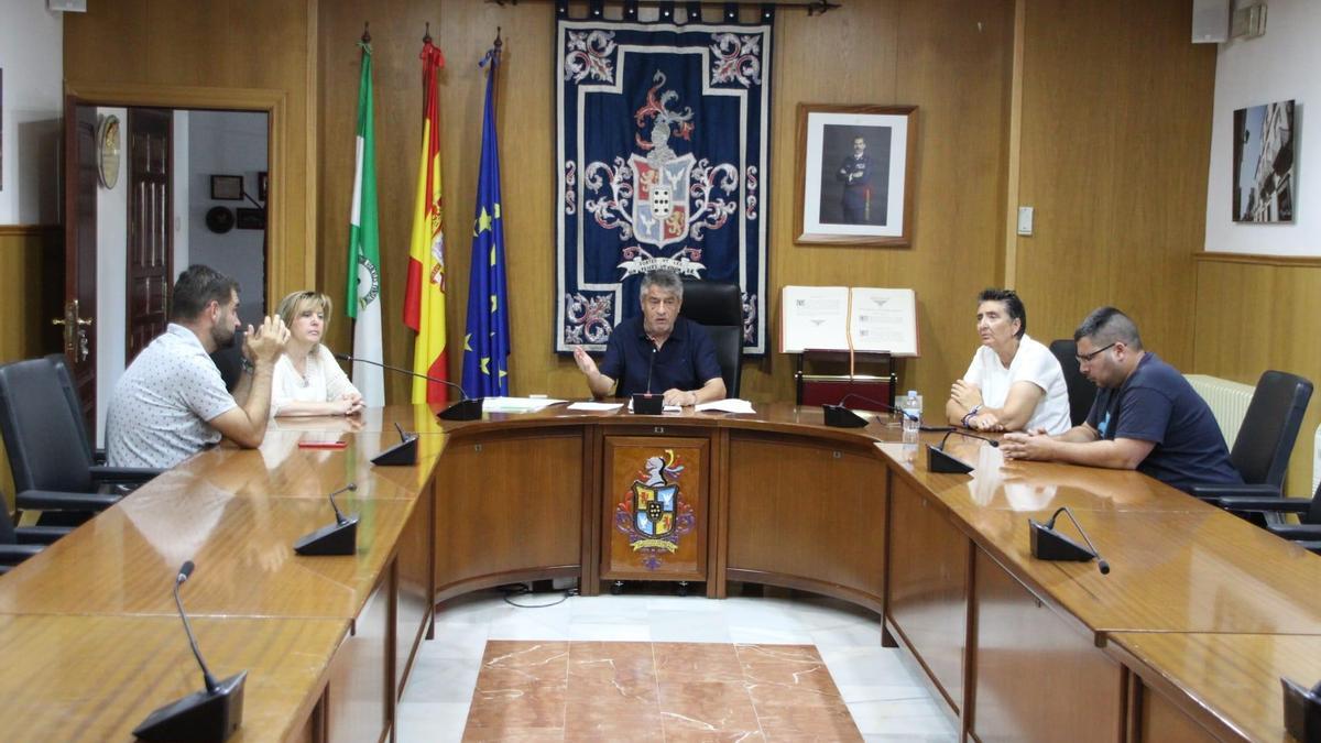 El alcalde de Hinojosa, Matías González, en el ayuntamiento de Hinojosa.