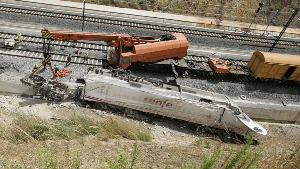 Retirada del tren accidentado en Angrois.   | // XOÁN ÁLVAREZ