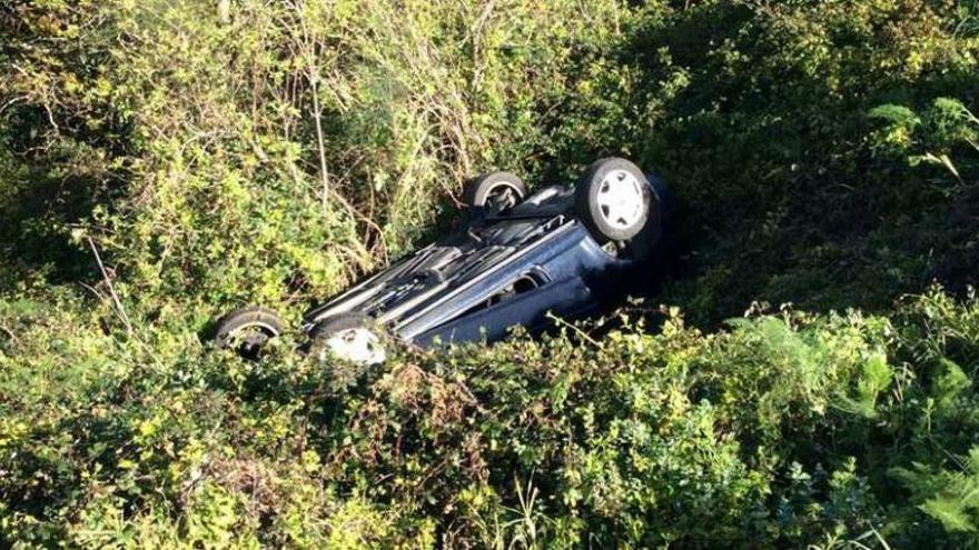 El coche del accidente de Beluso quedó volcado, con las ruedas hacia arriba. // Gonzalo Núñez