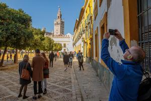 Turistas en el centro de Sevilla. 