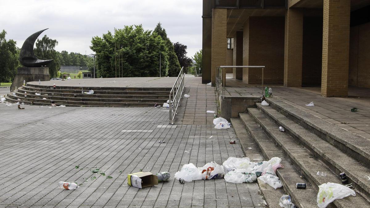 Restos de un botellón a las puertas de la Escuela de Marina Civil.