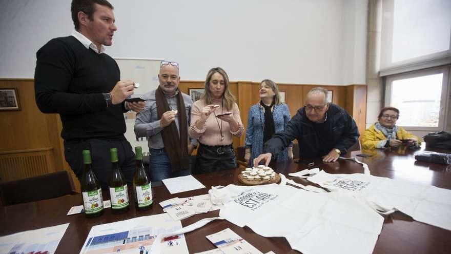 Miembros del consistorio degustando unas galletas de castaña de Tere Rico. // Bernabé/Cris M.V.