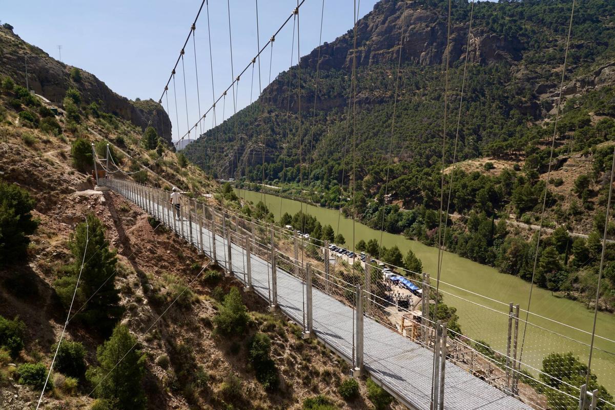 El presidente en funciones de la Junta de Andalucía, Juanma Moreno, inaugura el puente colgante del Caminito del Rey, en Ardales (Málaga)