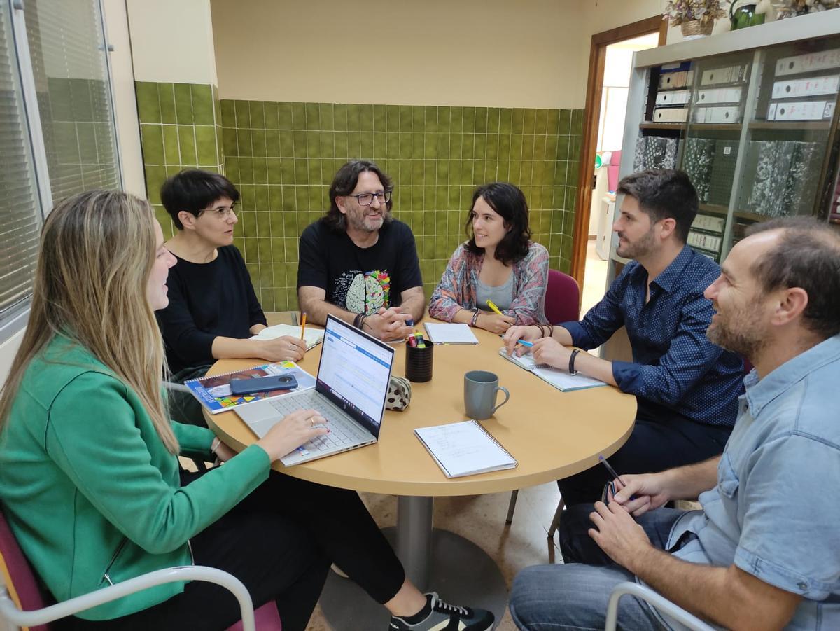 El concejal de Educación de Benicarló, Carlos Delshorts (segundo por la derecha), durante una reunión con uno de los centros.