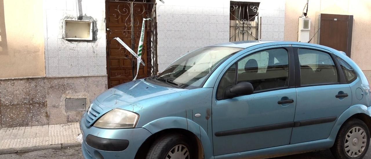 Puerta precintada y coche con salpicaduras de sangre, horas después del crimen.