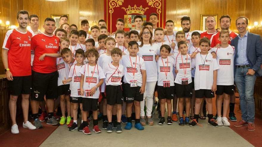 La presidenta de la Diputación, Mayte Martín, acompañada del staff técnico y niños del campus.