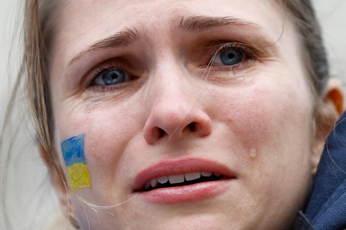 Una joven emocionada durante una manifestación pro-ucraniana cerca de Downing Street, en Londres, Gran Bretaña.