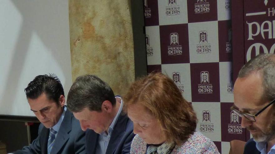 Por la izquierda, Juan Manuel Sánchez Baizán, José Ramón Feito, Aurora Baza y Antonio Blanco, secretario de ACHME, en la firma de la adhesión, ayer, en Tineo.