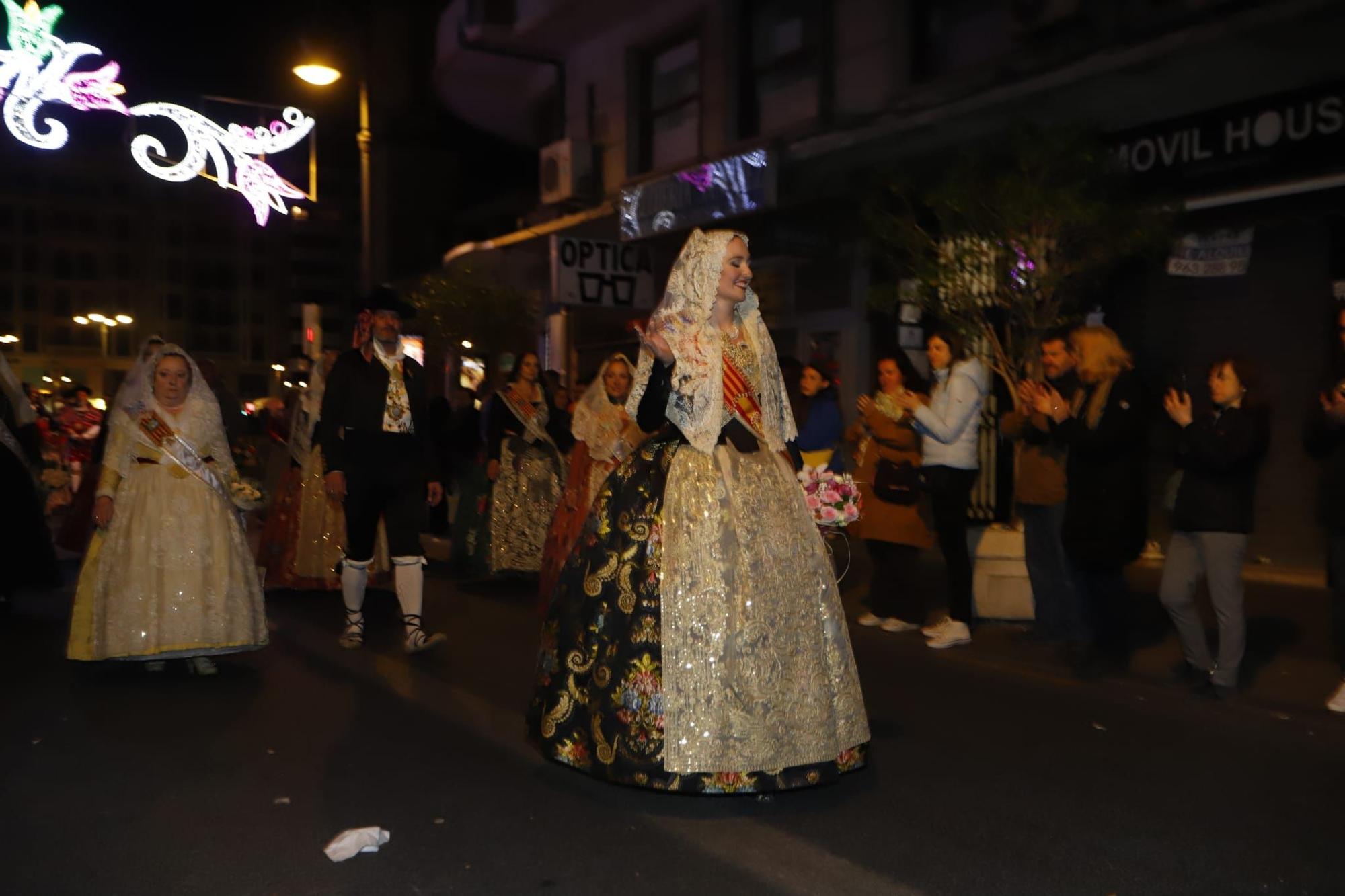 Laura Mengó y su corte coronan la ofrenda a la Virgen