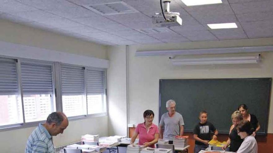 Voluntarios colocan el material en el IES Claudio Rodríguez.