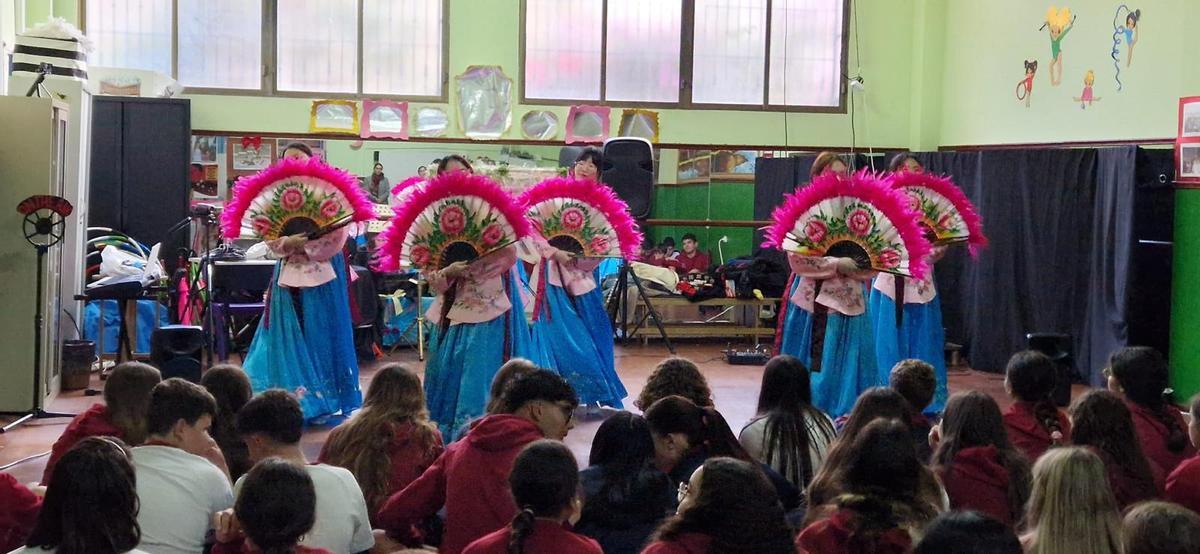 Un momento del baile del grupo surcoreano en el Colegio Chamberí