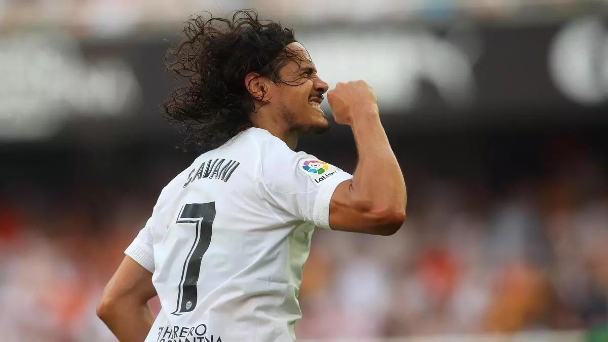 Cavani celebra uno de sus goles ante el Elche CF