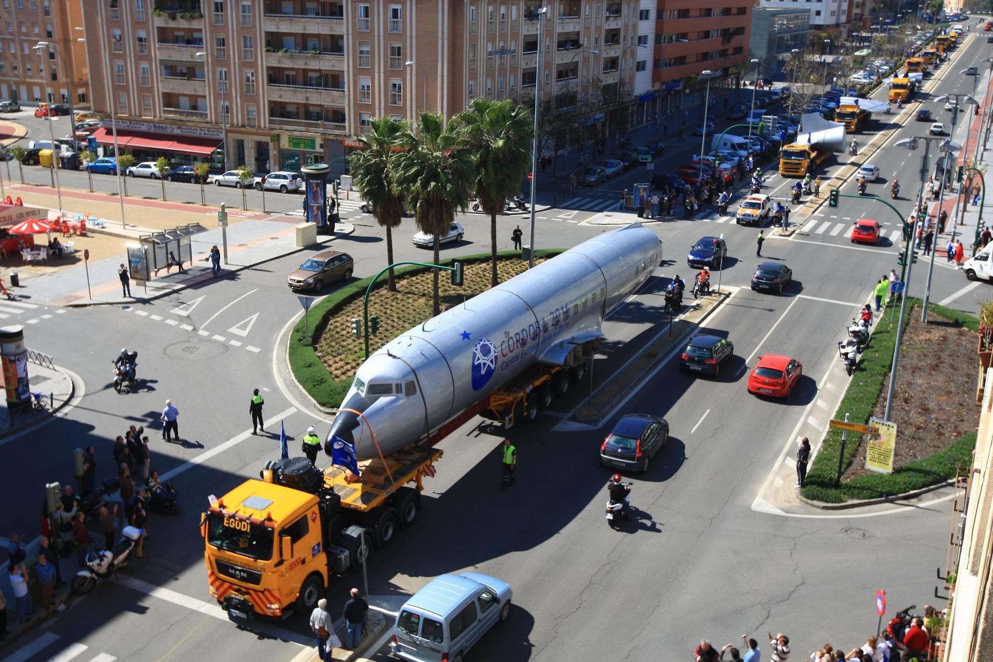 Así fue el multitudinario traslado del avión de Miraflores por el centro de Córdoba