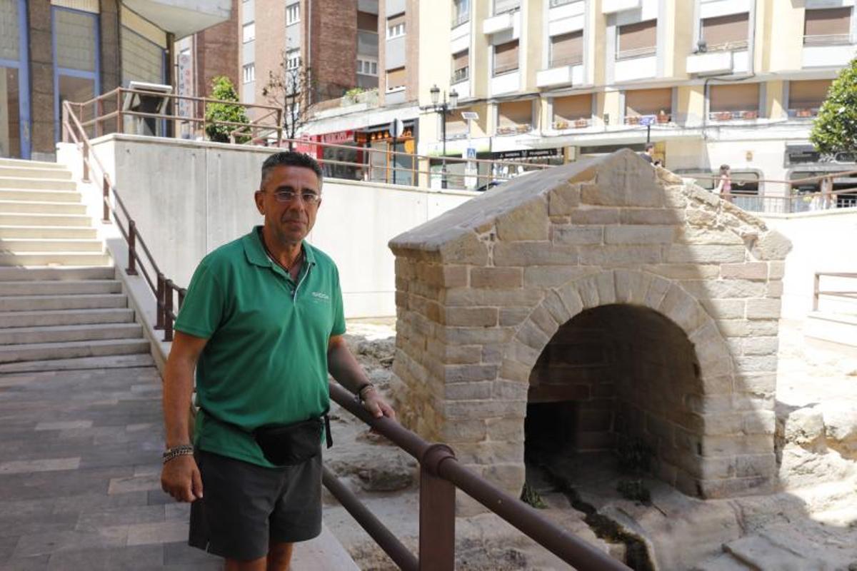El ovetense Javier González ante la fuente prerrománica del siglo IX.