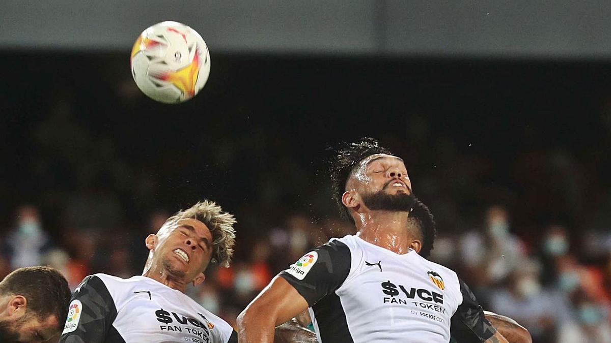 Paulista y Alderete defienden una pelota aérea en el Valencia-Real Madrid. | F.CALABUIG