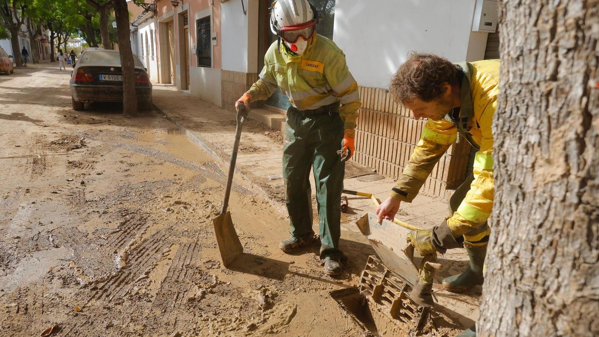Operarios sacando lodo de las alcantarillas en Paiporta durante la mañana de ayer martes.