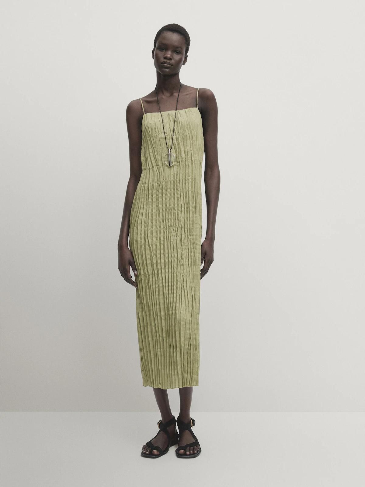 Vestido de invitada plisado confeccionado en lino de Massimo Dutti