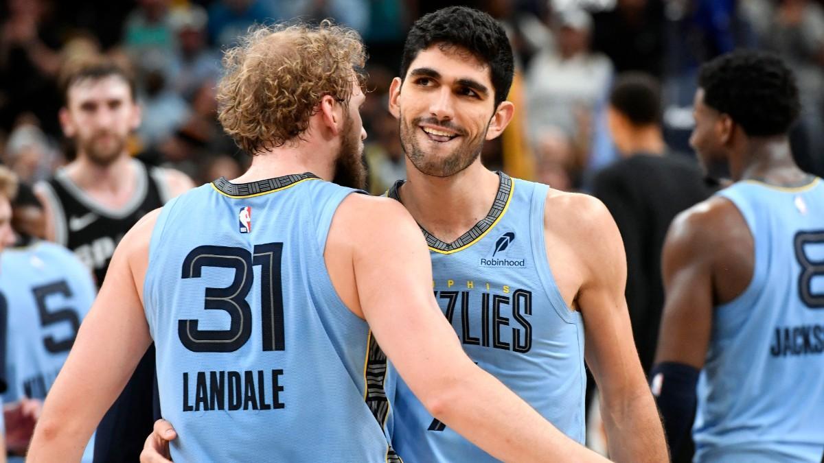Jock Landale, celebrando con Santi Aldama la victoria de los Memphis Grizzlies