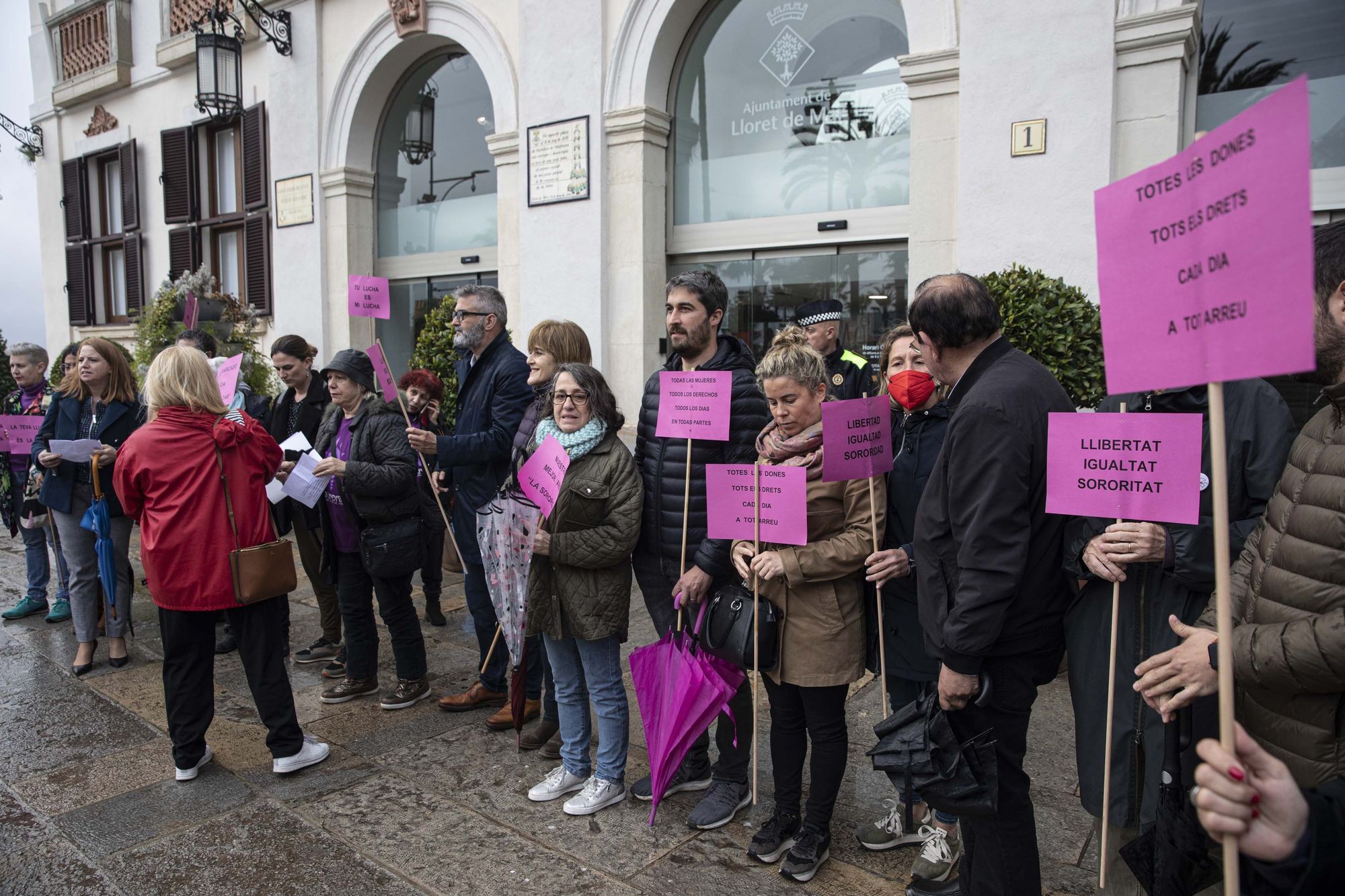 Manifestación de condena del crimen de la familia rusa en Lloret de Mar.