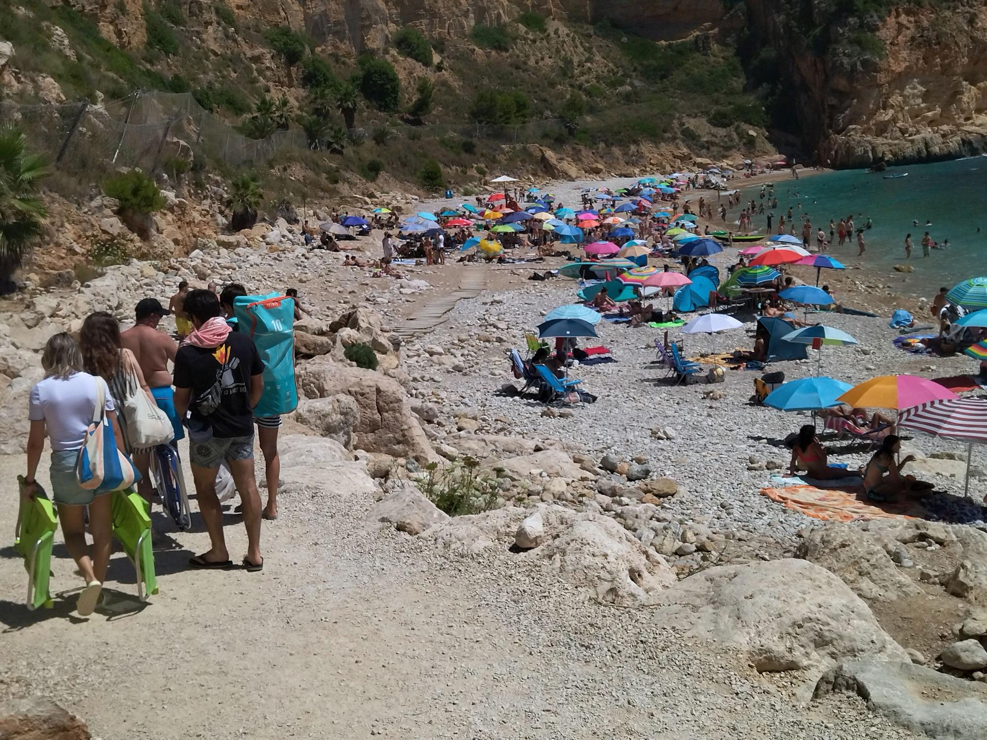 El Moraig: así es la primera playa valenciana que cobra para mitigar la masificación