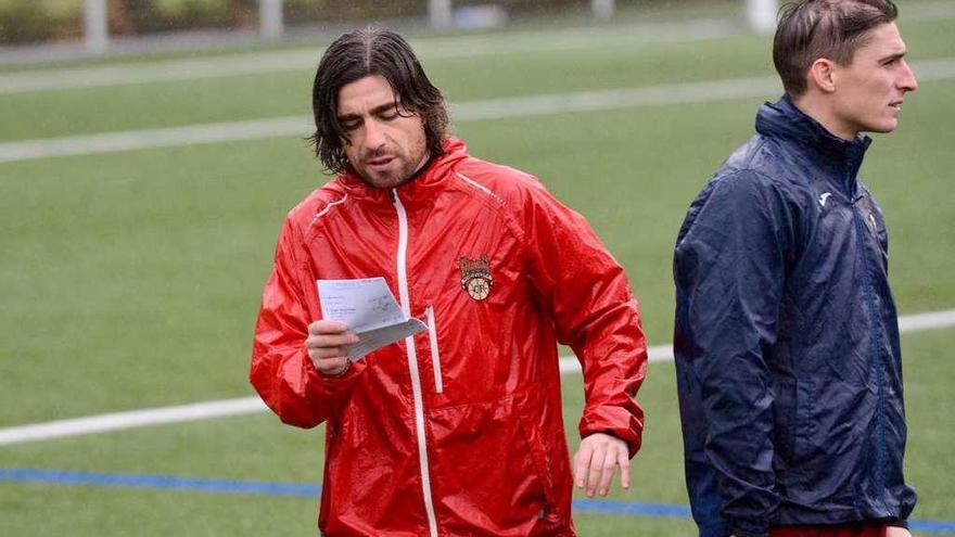 Luismi consulta unas notas durante un entrenamiento del Pontevedra en A Xunqueira. // Rafa Vázquez