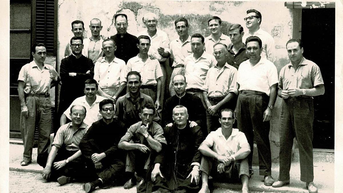 Membres de l’HOAC l’any 1962. Jaume Agost és el segon per la dreta en la fila de dalt amb camisa negra; el més jove amb ratlla als cabells..