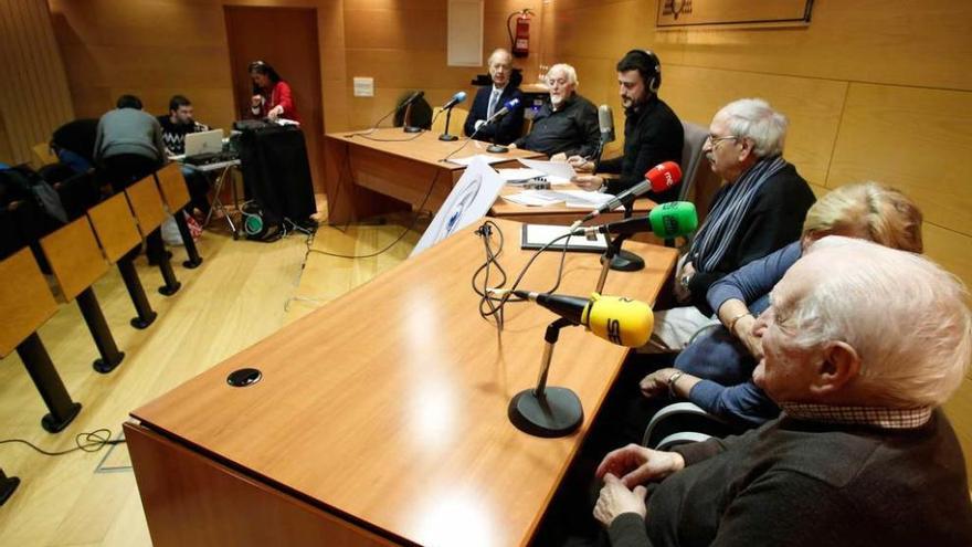 Por la izquierda, Fernando Losada, José Luis de San Martín, Pedro Laguna, Primitivo Luengo, Charo Laguna y Casimiro Álvarez, ayer, en el Centro de Servicios Universitarios, durante la emisión.