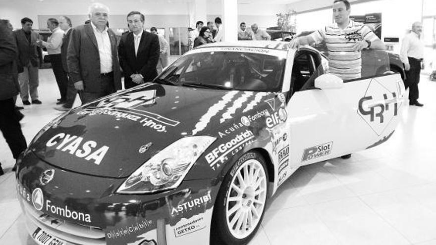 Misael Fernández Porrón y Manuel García Arenas posan junto al Nissan 350-Z; a la derecha, Sergio L. Fombona.