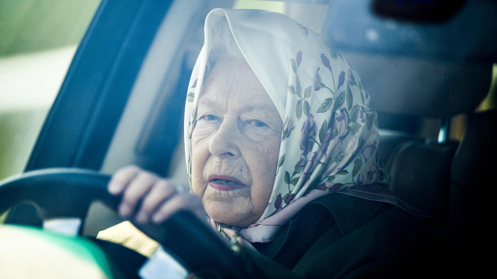 La reina Isabel II conduce su Range Rover  para asistir al Royal Windsor Horse Show anual en Windsor, el 10 de mayo de 2019.