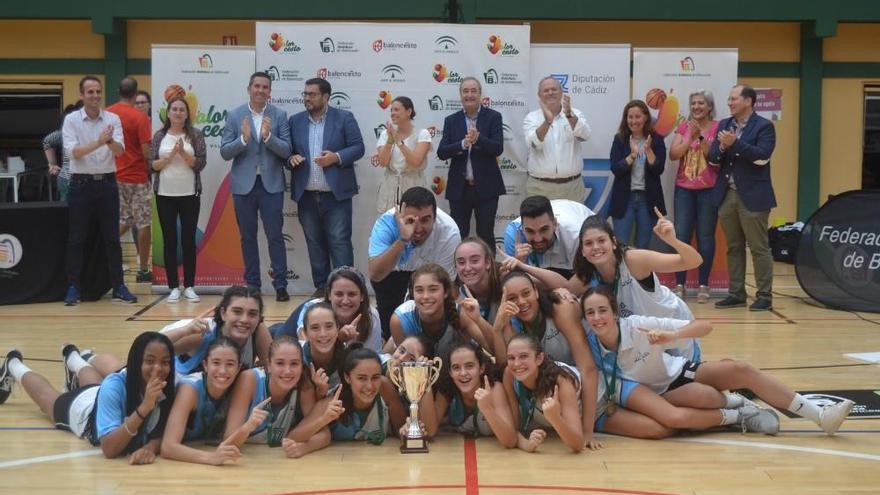 La selección de Málaga celebra su triunfo