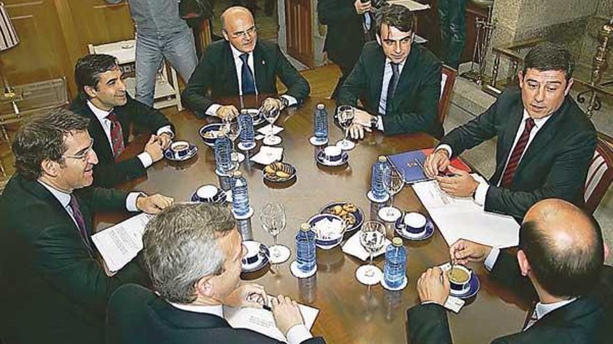 Feijóo y Rueda, en la última reunión que mantuvieron con los presidentes de las diputaciones y de la Fegamp.  // Xoán Álvarez