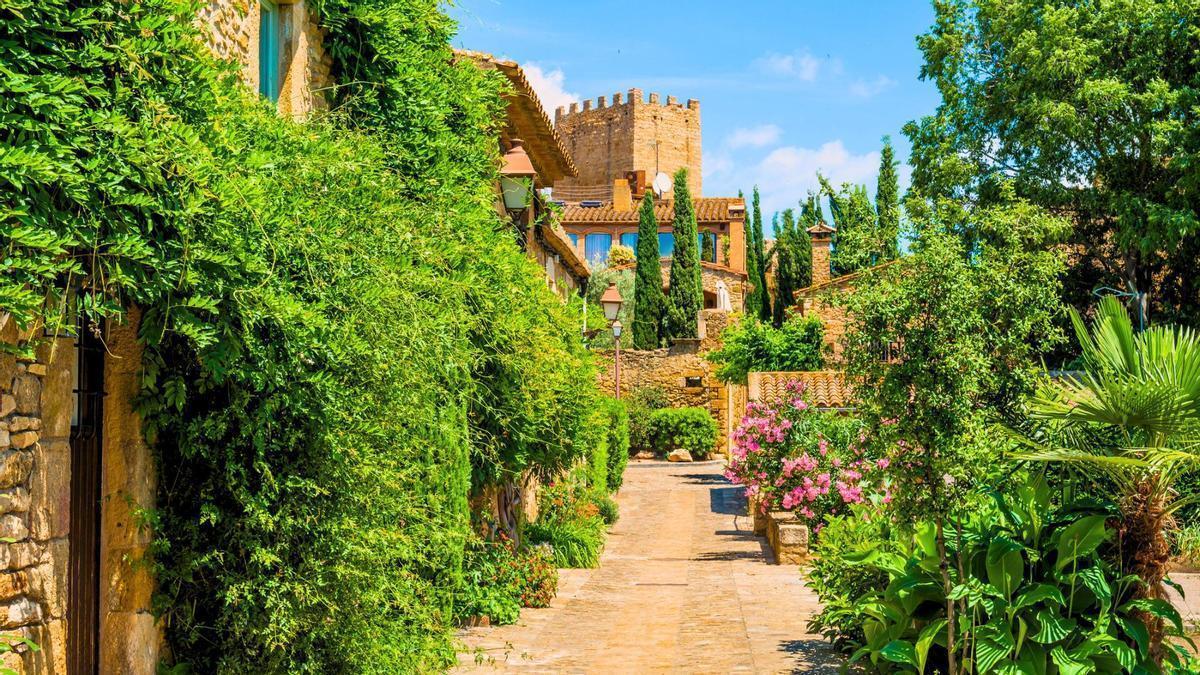 El pueblo más bonito de Girona es un laberinto medieval de piedra dorada con foso excavado en roca.