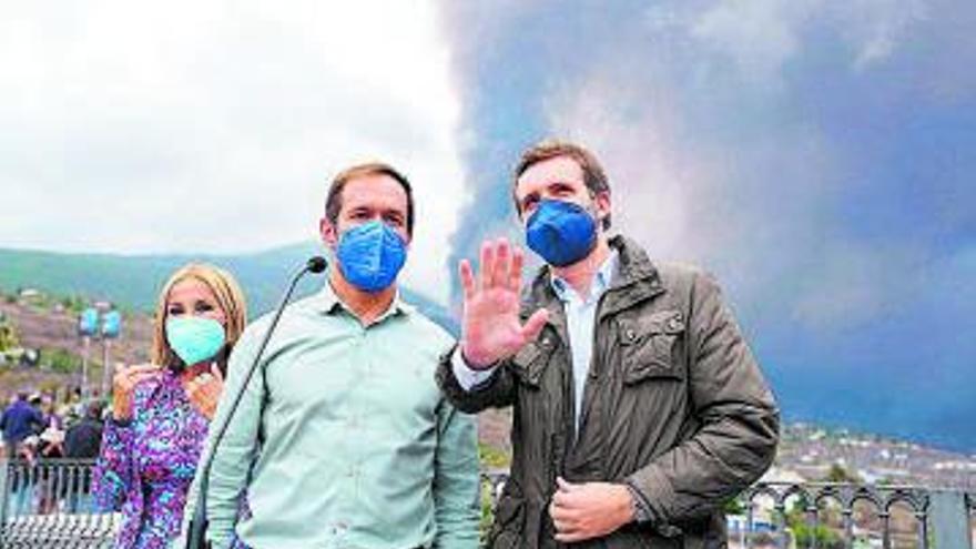 Pablo Casado visitó ayer la zona afectada por la erupción.  | // EFE