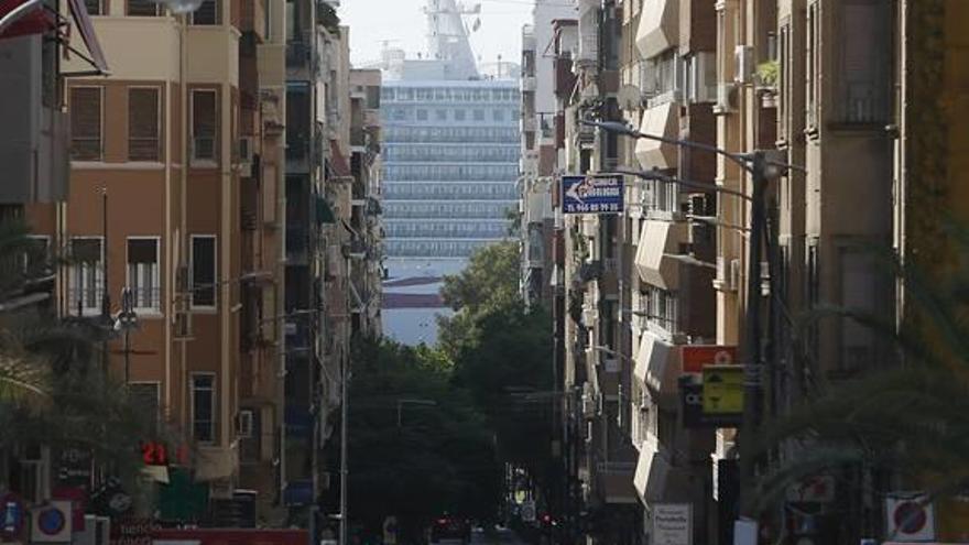 Un crucero con 4.000 turistas deja 300.000 euros en 10 horas