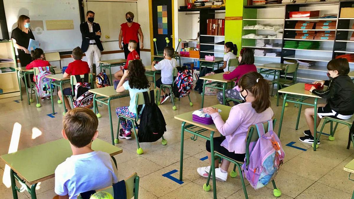 Profesores y alumnos en un colegio de la Región.