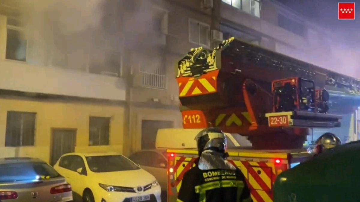 Un muerto y 21 heridos en el incendio de una vivienda en Alcalá de Henares