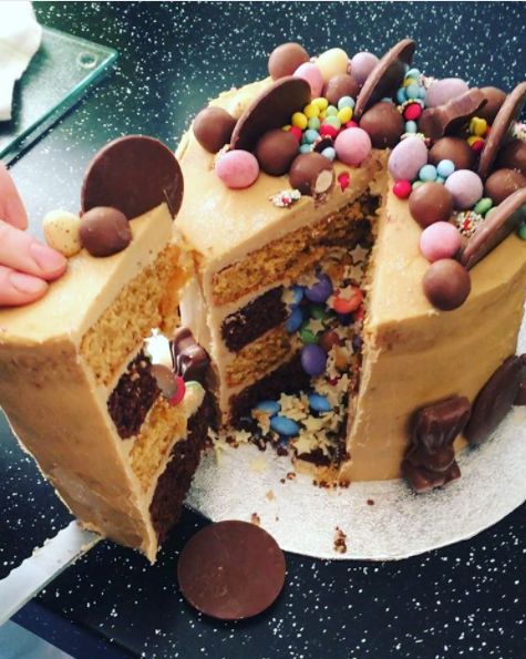 Tarta piñata de caramelo y lacasitos