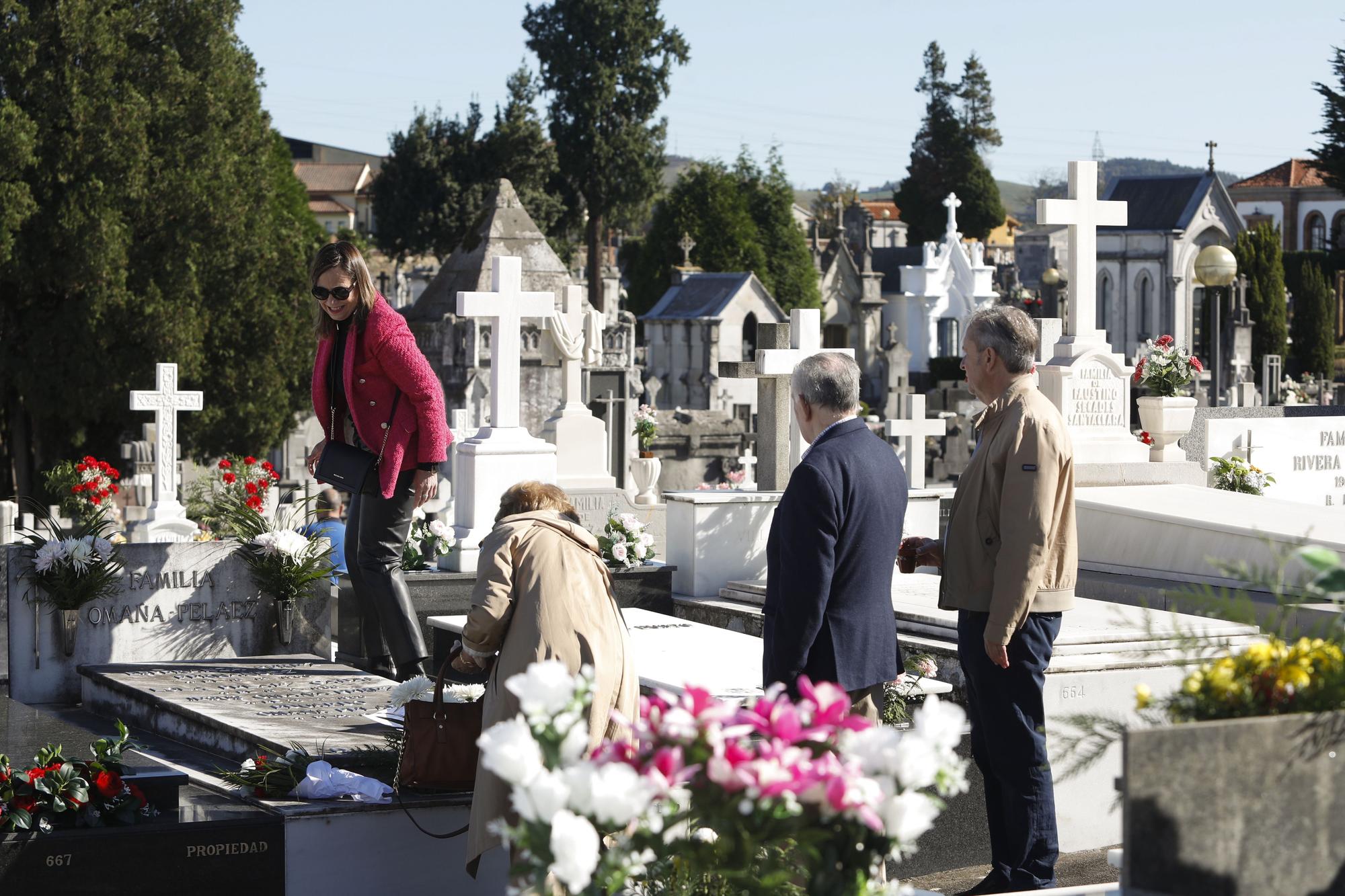 La celebración del día de Todos los Santos en el cementerio El Salvador de Oviedo.