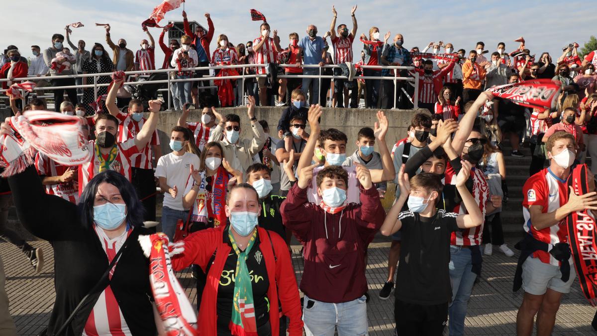 Aficionados del Sporting en los accesos del campo durante el último partido en El Molinón.