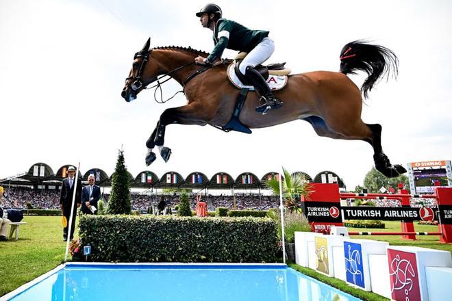 Steve Guerdat montando a Albfuehrens Bianca compite en la competición de salto del Rolex Grand Prix de Aachen.